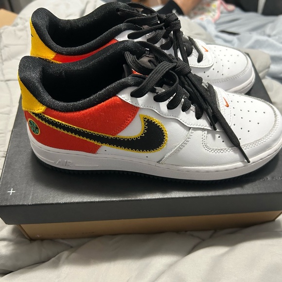 Kids 6Y limited Addition Nikes. black orange and white lift style sneakers. - Picture 1 of 5